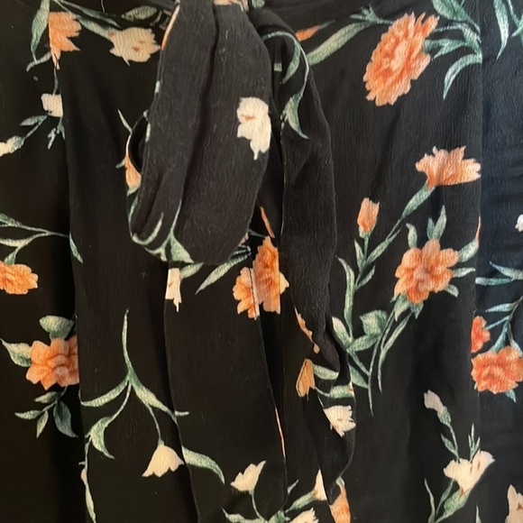 American Eagle Black Floral‎ Pants - Picture 4 of 5